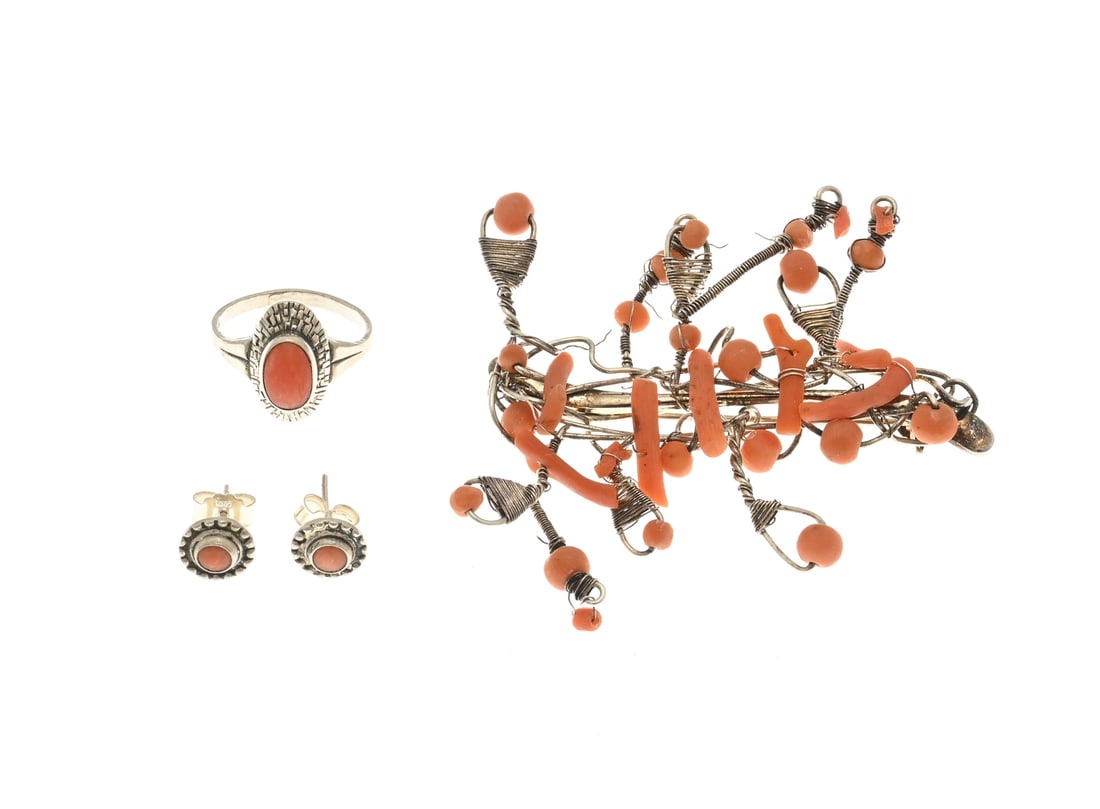 Lot of silver jewelry with red coral: Lot of silver jewelry with red coral, including a handmade brooch with wrapped decoration and various models of red coral, 60x50mm., a pair of small stud earrings, round model with red coral, ø