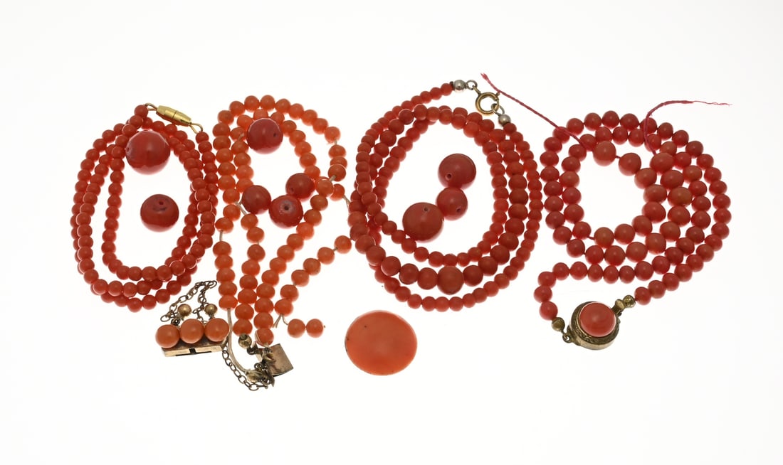 Lot of blood coral: Lot of red coral with round beads, L4-9mm, and a flat stone, ø 18 mm. Total approx. 62 grams. In good condition.