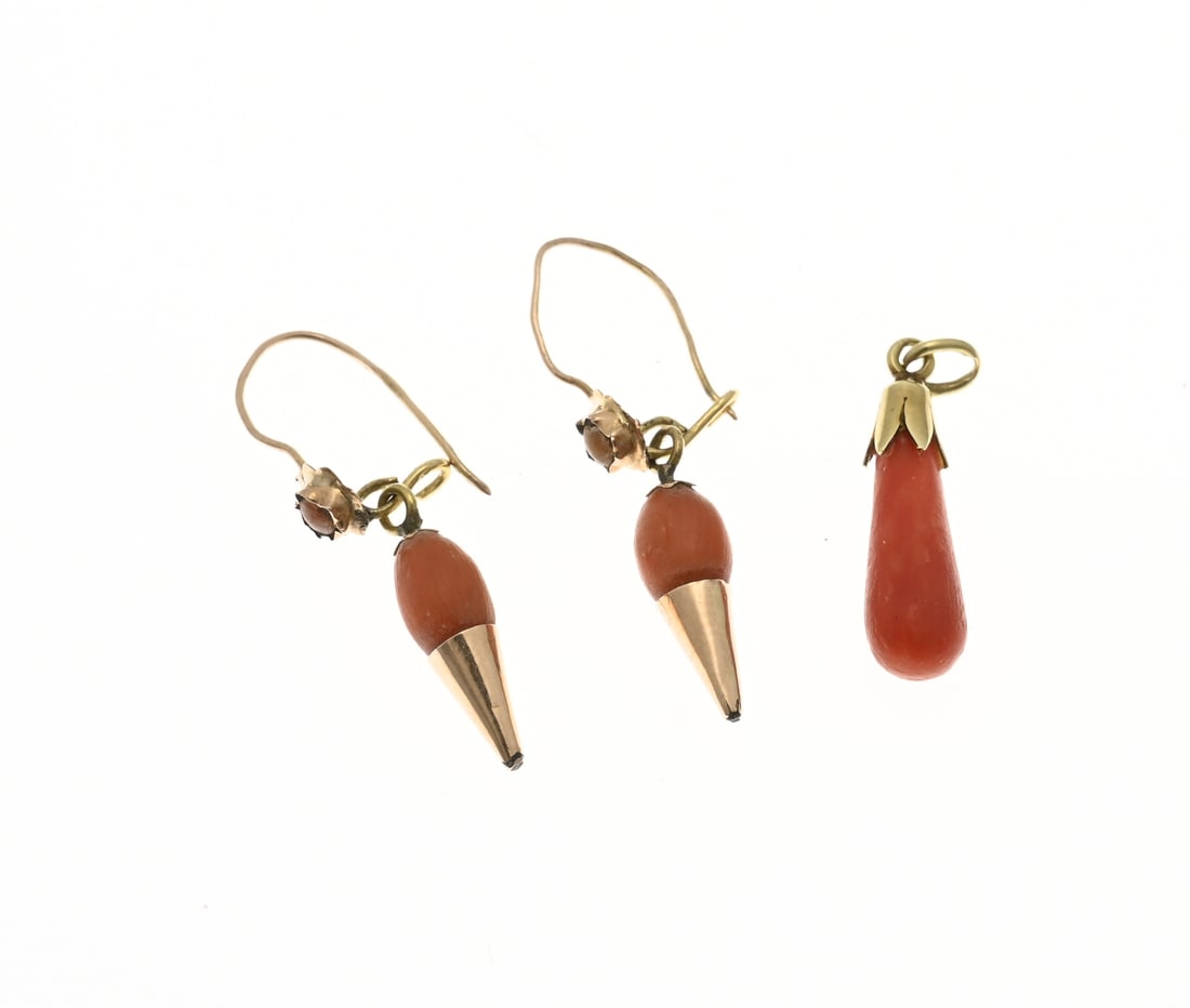 Lot with 3 gold blood coral jewelry: Lot of 3 gold pieces of jewelry, 585/000, with red coral. Brisures with a small coral and an oval coral attached with a gold casing. And a pendant with a gold casing and a pear-shaped coral. Length