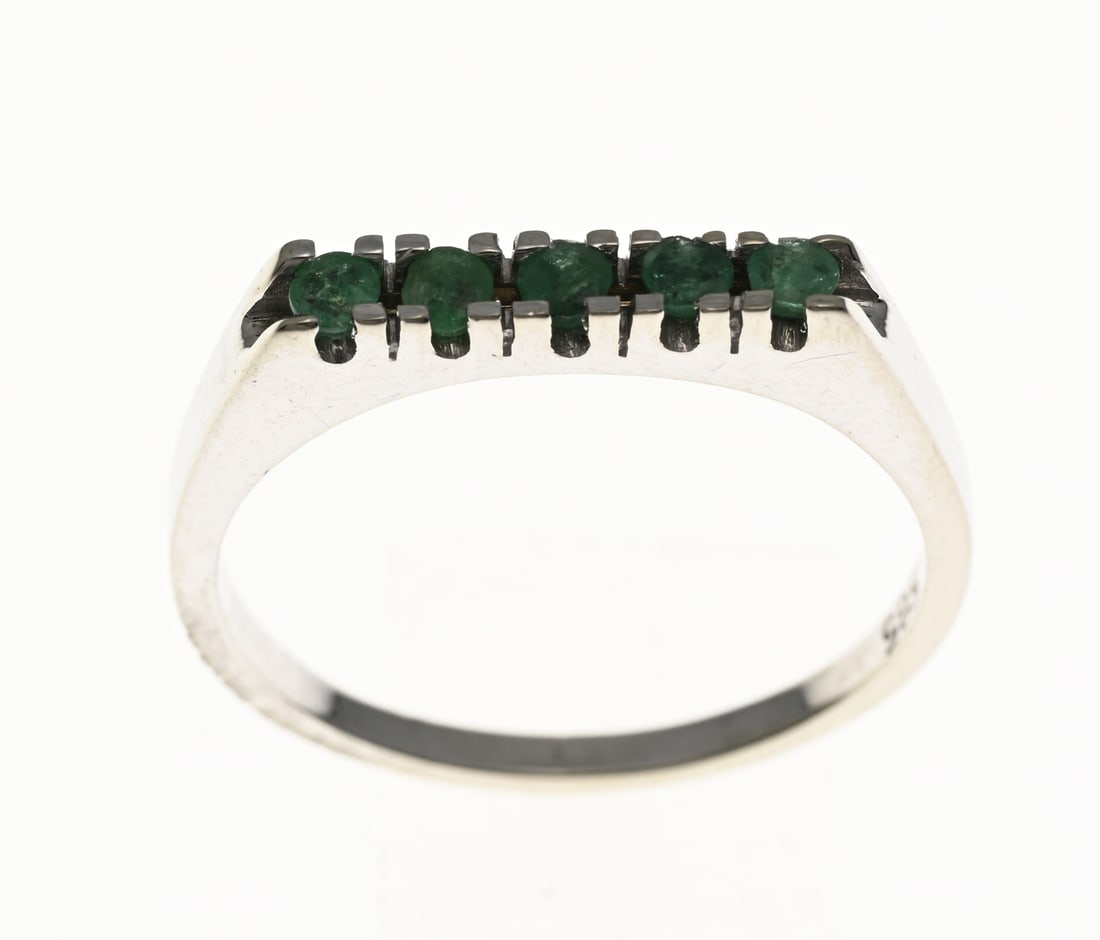 White gold ring with emerald: White gold ring, 585/000, with emerald. Ring with a straight head set with 5 chatons containing round faceted emerald stones, some slightly damaged. Width 2.9 mm. ø 56. Approx. 2.8 grams. In