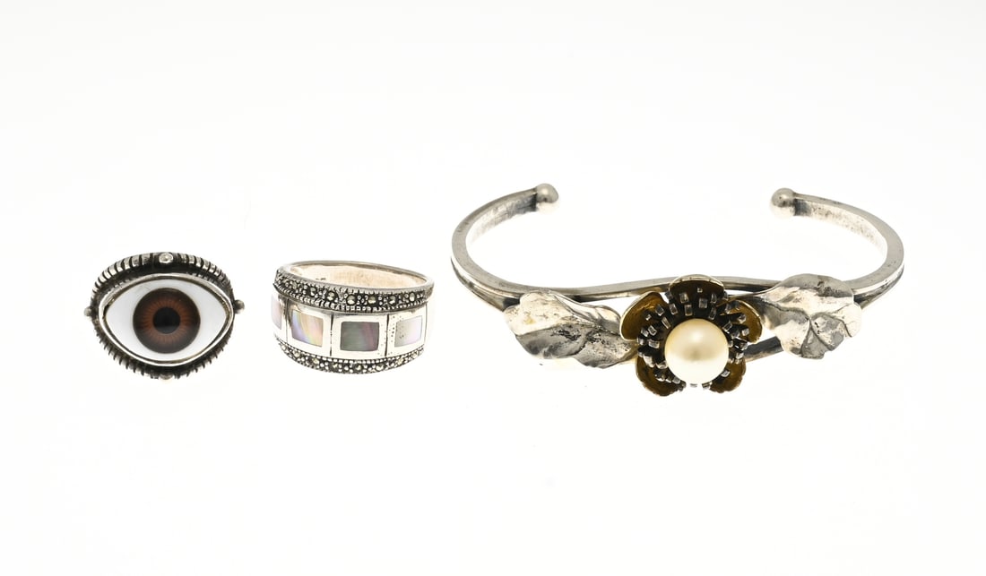 Lot with 3 silver pieces of jewelry: Lot of 3 silver pieces of jewelry including a beautiful cuff bracelet with soldered leaf elements and a gold-plated floral element with a cultured pearl. A silver ring with mother-of-pearl and marcasi