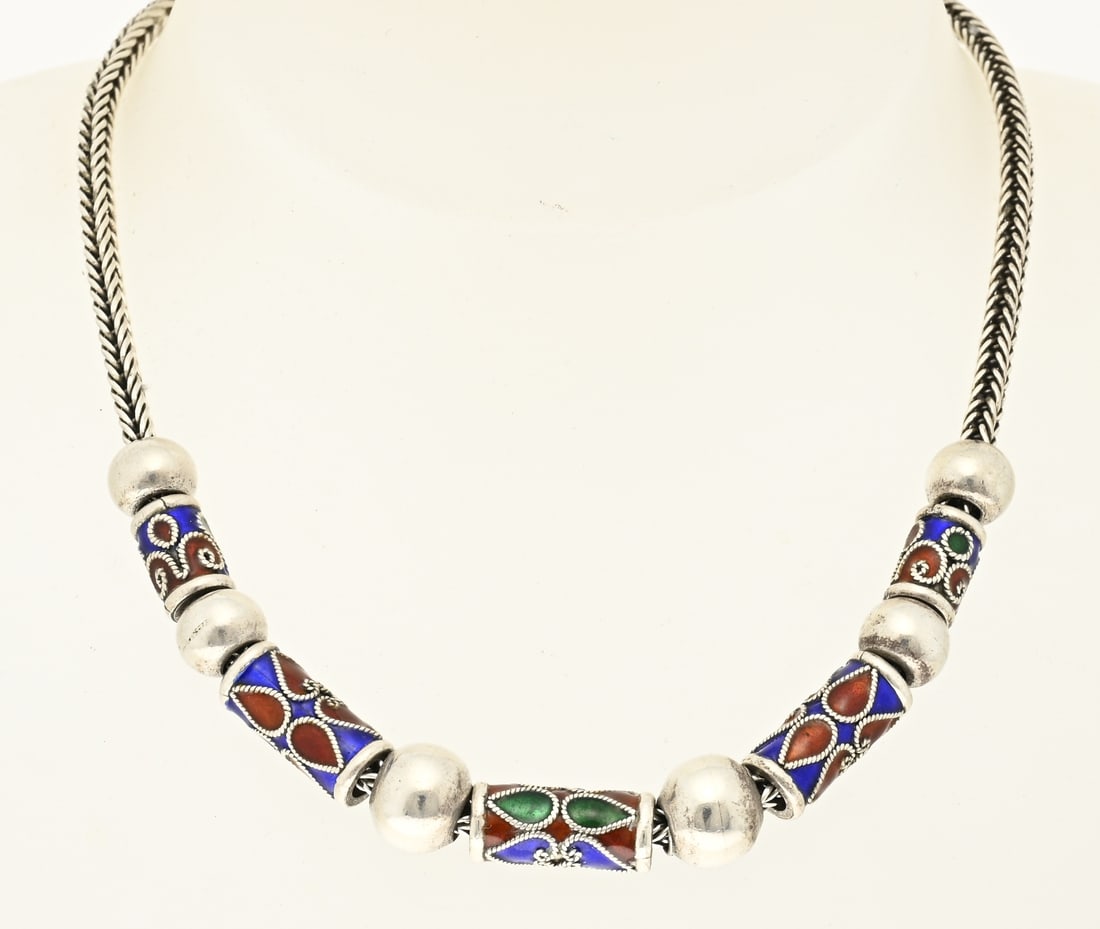 Silver necklace with enamel: Silver necklace, 925/000, with enamel elements. Square foxtail necklace with 11 charms, of which the cylindrical charms are decorated with enamel work. Length 41-45 cm. Width 3-10 mm. Approx. 40.4