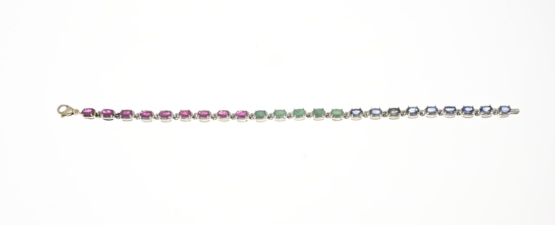 Silver bracelet with sapphire, emerald, ruby: Silver bracelet, 925/000, with sapphire, emerald, and ruby. Bracelet with oval links set with 9 rubies, 5 emeralds, and 9 sapphires. Width 4.2 mm. Length 18.5 cm. Approx. 10.2 grams. In good condition