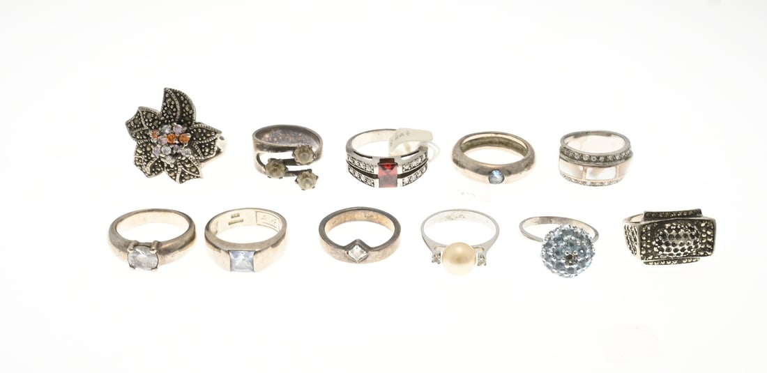 Lot of silver rings, 11x: Lot of 11 silver rings, various purities, various models including colored cubic zirconia, pearl, marcesite, and mother-of-pearl. Some stones are missing. Total approx. 66 grams. In reasonable