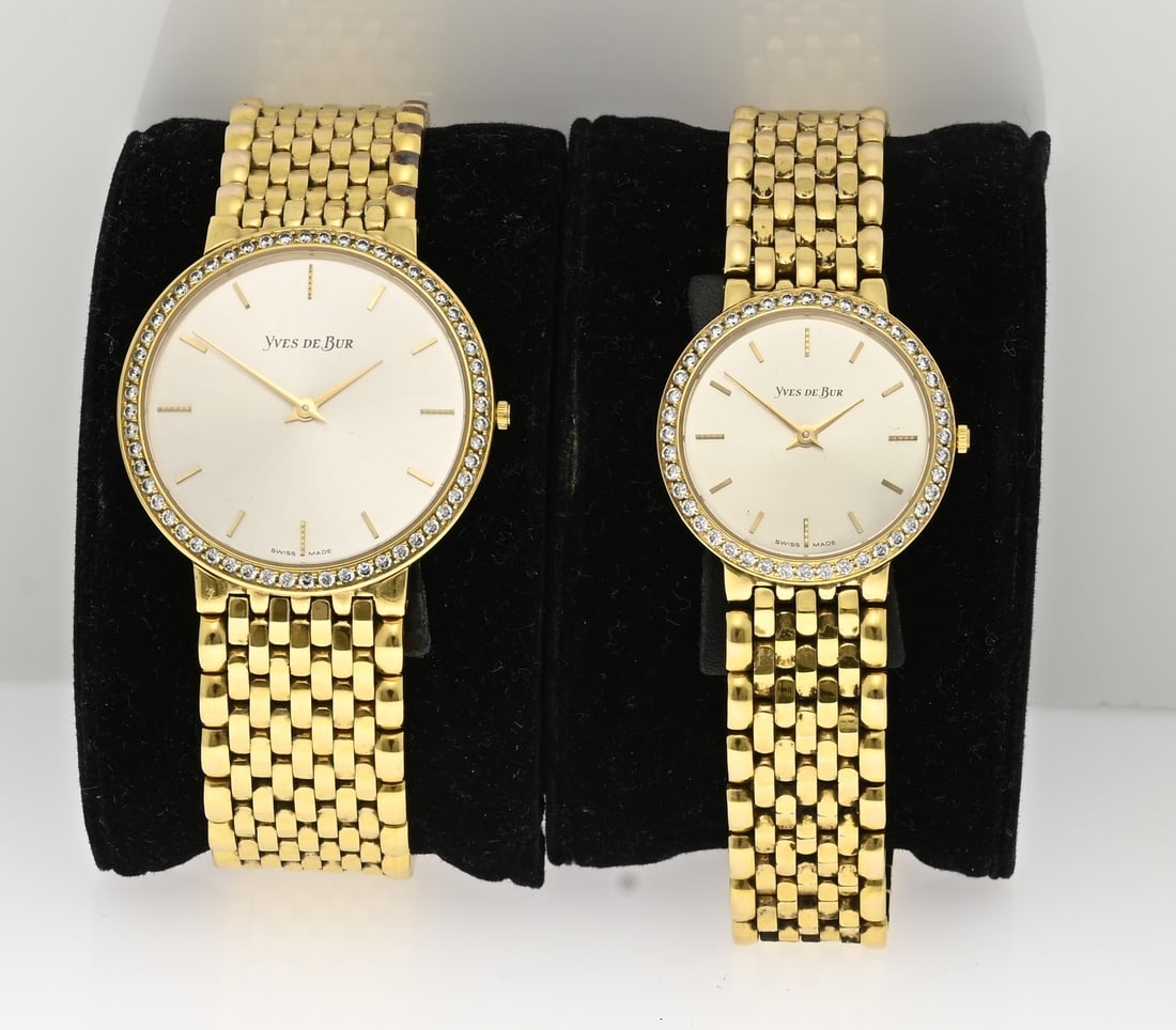 2 Gold-plated watches, Yves de Bur: Set of 2 gold-plated watches, Yves de Bur, with a round case featuring a bezel set with stones. Sapphire crystal. Case diameter 26 and 33 mm. Case numbers: 28081 and 28082. With link bracelet and butt