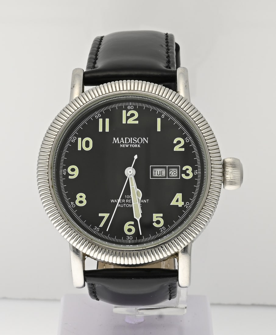 Madison watch: Madison watch, New York, automatic, steel, with a ribbed bezel and a black dial featuring day and date display. Case diameter 44 mm. Signs of wear, new strap, otherwise in good working condition.