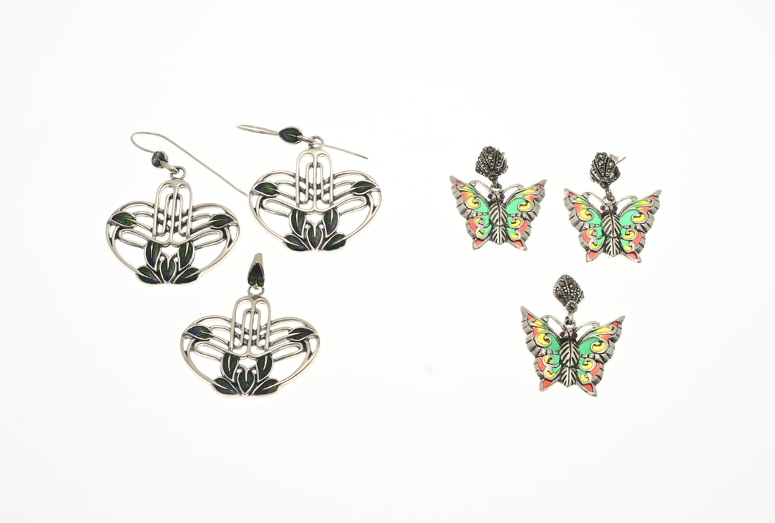 2 Set of silver jewelry with enamel: Two sets of silver jewelry with enamel, 925/000. A pair of stud earrings and a pendant in the shape of a butterfly with colored enamel. And a pendant and drop earrings with a stylized shape and green