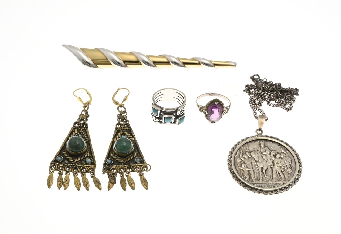 Lot of jewelry: Lot with various pieces of jewelry including a silver necklace with coin pendant and coin, 3 marks, 1913, a ring with turquoise, a silver ring with a purple stone, yellow metal earrings with Eilat