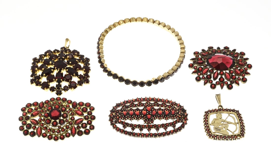 Lot of jewelry with garnet, 6x: Lot of jewelry with garnet, double, with 3 brooches, a pendant and a stretch bracelet. And a silver-plated zodiac pendant.
