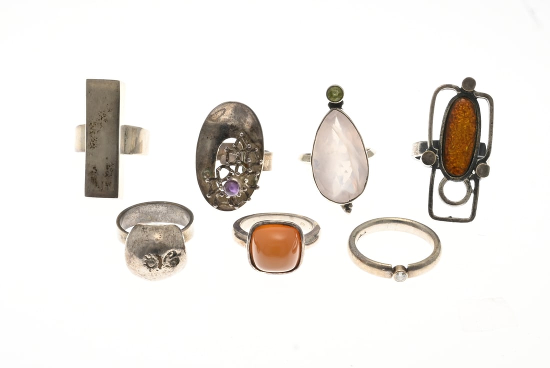 Lot of silver designer rings, 7x: Lot of 7 designer rings: 4 silver rings, 925/000, one with a rose quartz, one with an oval head, one with a square orange stone, Quinn, and a purple stone, and one with a rectangular element. One
