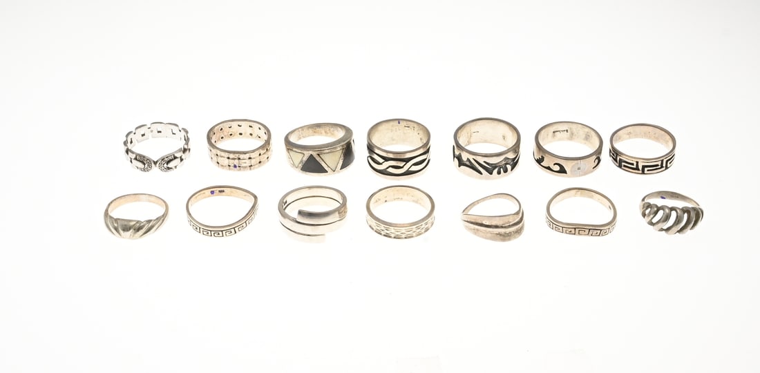 Lot of silver rings, 14x: Lot of 14 silver rings, various purities, various models including Celtic style, "BomBarie" and various fantasy rings. Total approx. 66 grams. Signs of wear, otherwise in good condition.