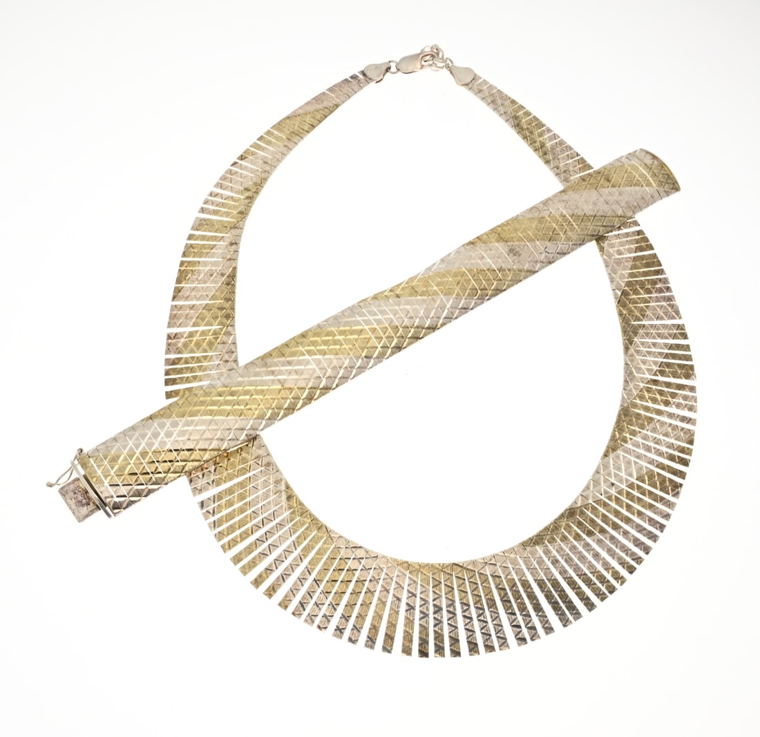 Silver necklace and bracelet: Silver necklace and bracelet, 925/000, a graduated choker and a matching bracelet with a diamond pattern and gold-plated bands. Width 7-25mm. 19 mm. Length 43-46.5cm and 19 cm. Total approx. 72.7