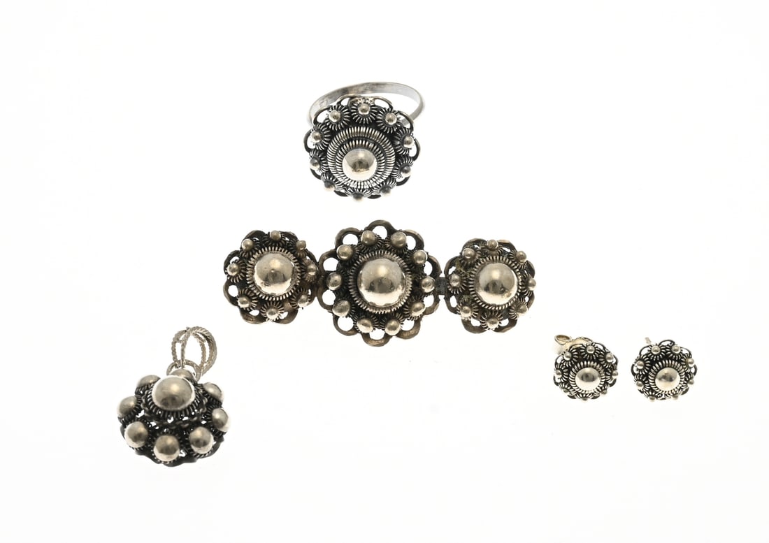 Lot of silver jewelry with buttons: Lot of silver jewelry with buttons. Stud earrings, ø 10 mm, a pendant ø 15.5 mm, a ring, head ø 18 mm, and a brooch with 3 buttons, 19x48mm. Various purities. Approx. 19.2 grams. In