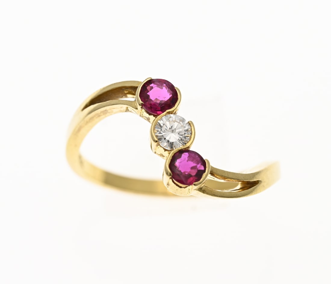 Gold ring with ruby and diamond: Yellow gold ring, 750/000, with rubies and diamond. Ring with a bang and in the center 3 half-bezel settings set with 2 rubies and a brilliant-cut diamond, approx. 0.12 ct. Head width 10 mm. ø 57