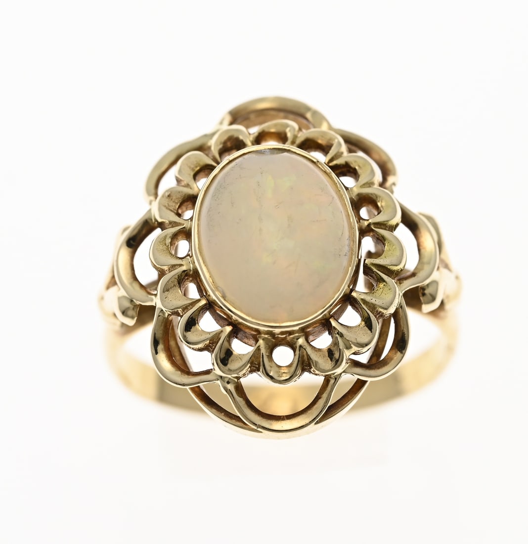 Gold ring with opal: Yellow gold ring, 585/000, with opal. Ring with an openwork flower-shaped head set with an oval cabochon-cut white opal. Head size 19x17mm. ø 54. Approx. 3.5 grams. In very good condition.