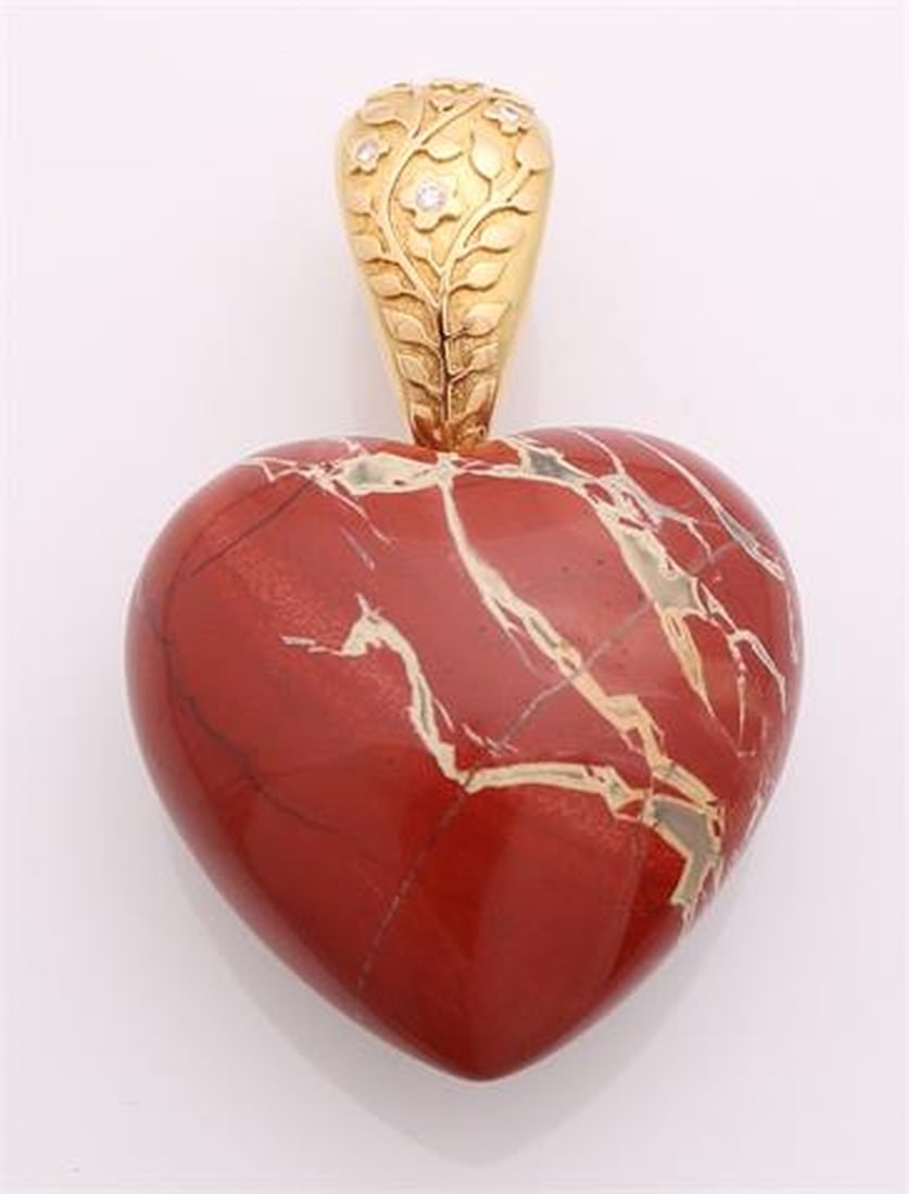 Gold pendant Otto Kern: Unique designer pendant signed Otto Kern, Jasper heart with large and very heavy yellow gold bail, 750/000, set with 3 brilliant-cut diamonds approx. 0.13 ct. TW/VS, Length 95 mm, Total approx. 159