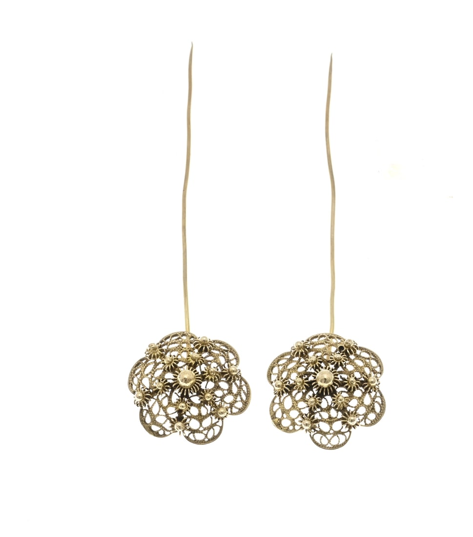 2 Silver hat pins: A pair of silver hat pins, with floral elements made of filigree with various knobs. Gilded. 9.5 cm. ø 22 mm. approx. 7 grams. In good condition.