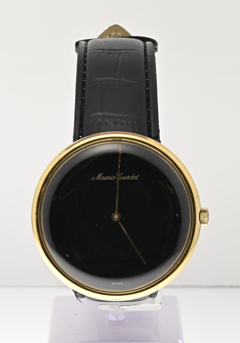 Large gold-plated watch: Large gold-plated watch, Maurice Guerdat, mechanical, with a round case, ø 47 mm, black dial and black leather strap. In good condition.