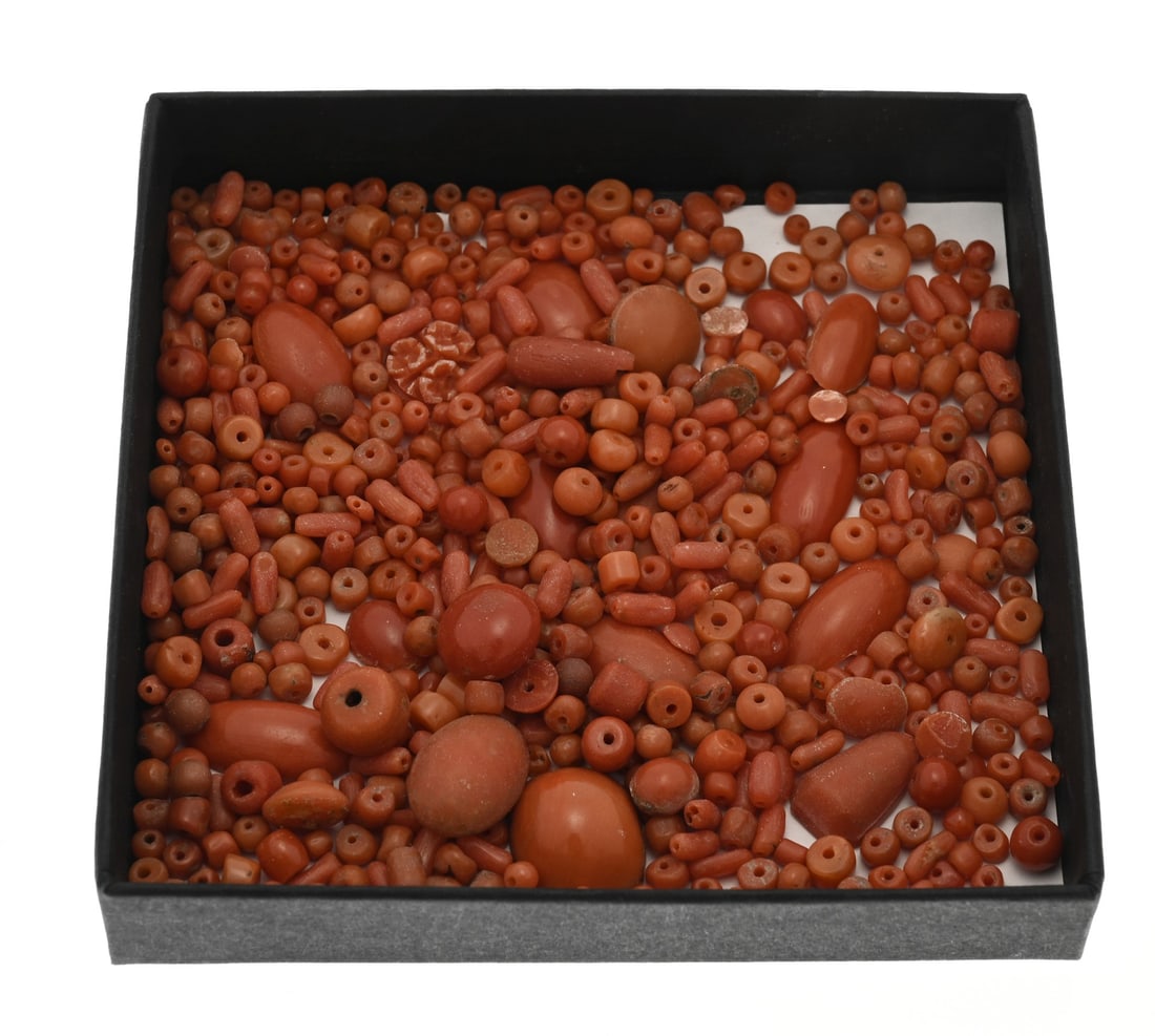 Lot of red corals: Lot of various red corals with small beads and oval and round cabochon-cut corals. Total approx. 48 grams. In good condition.