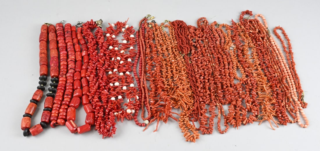 Lot coral: Lot of coral including bamboo coral, twig coral, angel skin coral, and foam coral. With various closures. Total approx. 1100 grams.