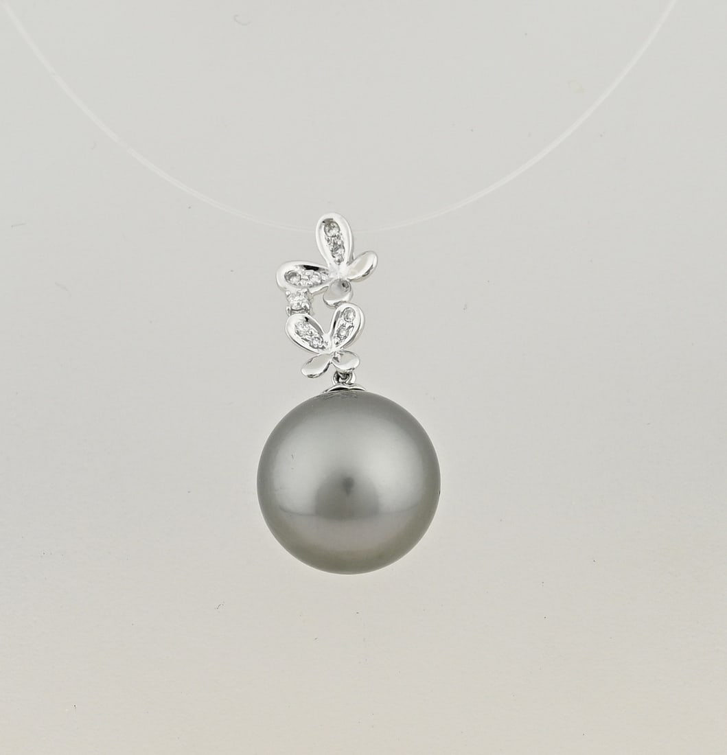 White gold pendant with pearl and diamond: Beautiful white gold pendant, 750/000 with 9 diamonds and pearl. Pendant with a beautiful large silver-grey South Sea pearl ø15/16 mm is attached to a white gold pendant consisting of 2