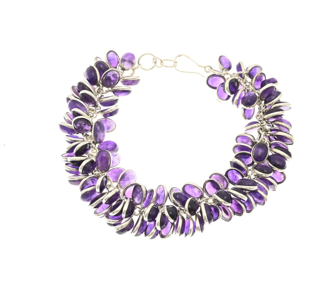 Silver bracelet with amethysts: Silver bracelet, 925/000, with amethysts. Bracelet with loop links, each loop featuring an oval-shaped amethyst pendant. Width 10 mm. With hook clasp. Length 20 cm. Approx. 31.3 grams. In good