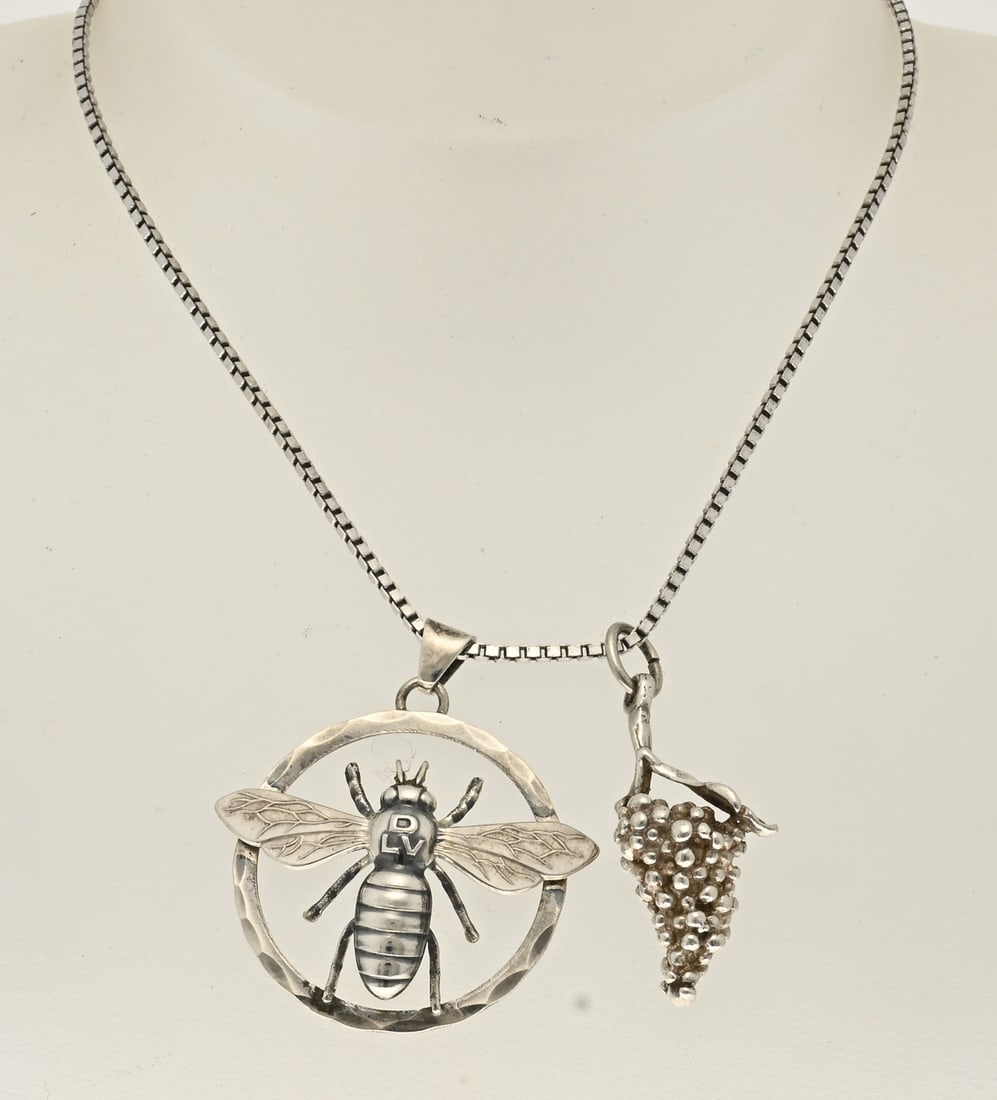 Silver necklace with pendants: Silver necklace with 2 pendants. A long, chunky Venetian necklace with a bee pendant, Greifenkunst, ø 31 mm. And a charm in the shape of a bunch of grapes. 31 mm. Length 80 cm. Total approx.
