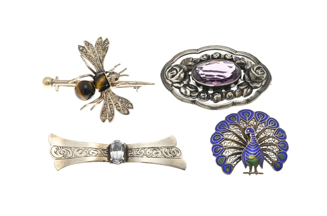 Lot of miscellaneous silver, brooches: Four brooches: 2 silver brooches, 835/000, with a peacock and an elongated brooch with engraving and a blue stone. And two base metal brooches, one with a bee and an oval brooch with a purple stone.