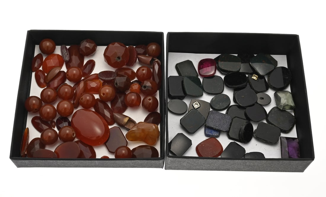 Lot of onyx and carnelian stones: Lot of gemstones with onyx and carnelian, with various stones for a signet ring and various beads. Total approx. 109 grams. In good condition.