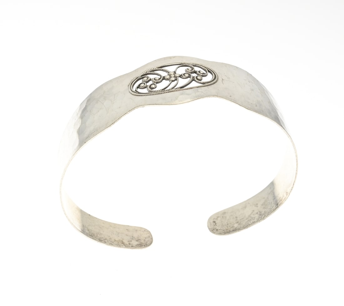Silver clamp band with hammered finish (1 of 1)