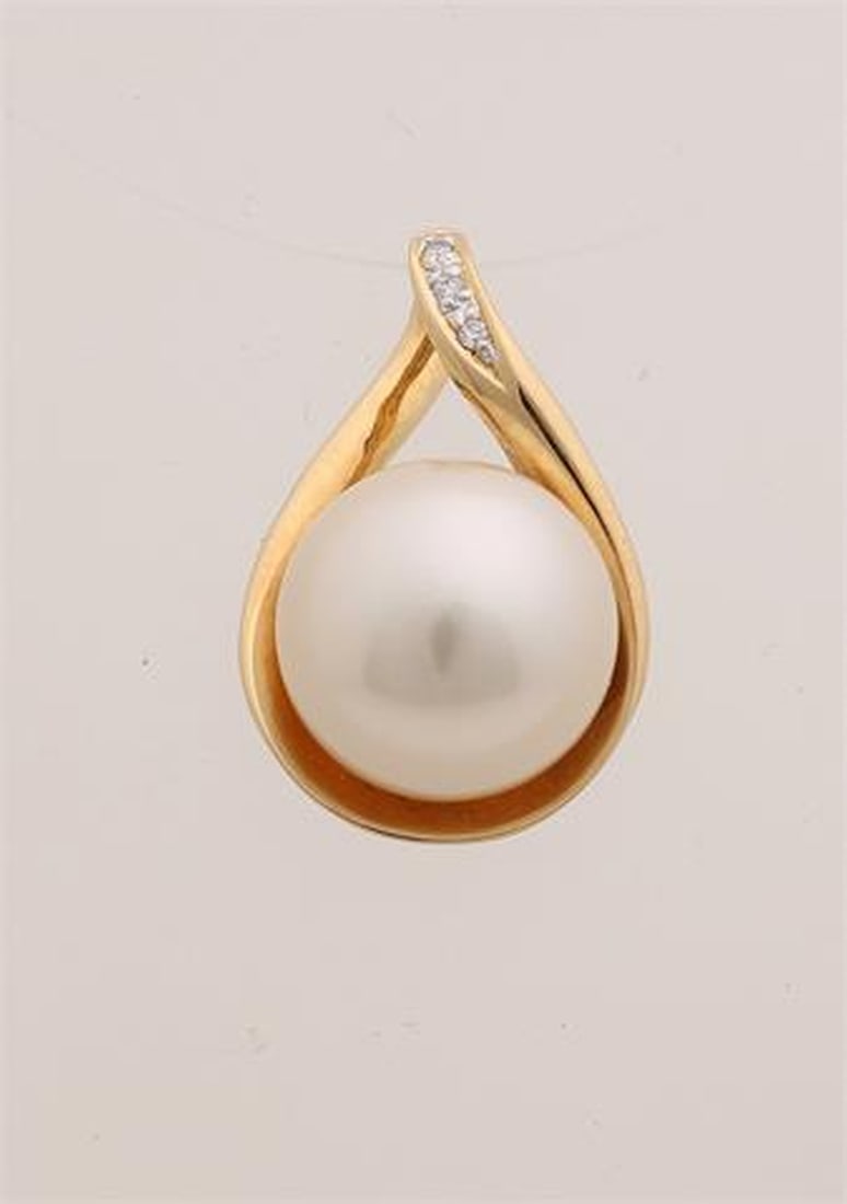 Gold pendant with pearl: Elegant yellow gold pendant, 750/000, with South Sea pearl. Open oval pendant with a strike plate set with 3 octagonal diamonds 0.025 ct. and featuring a beautiful South Sea pearl in the center,