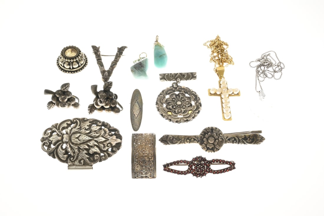 Lot of jewelry: Lot of silver jewelry of varying purities. Consisting of 3 brooches, 2 pendants with green stones, screw earrings with a bunch of grapes, a slide, a scarf clip, part of a buckle, a clip, and a Venetia