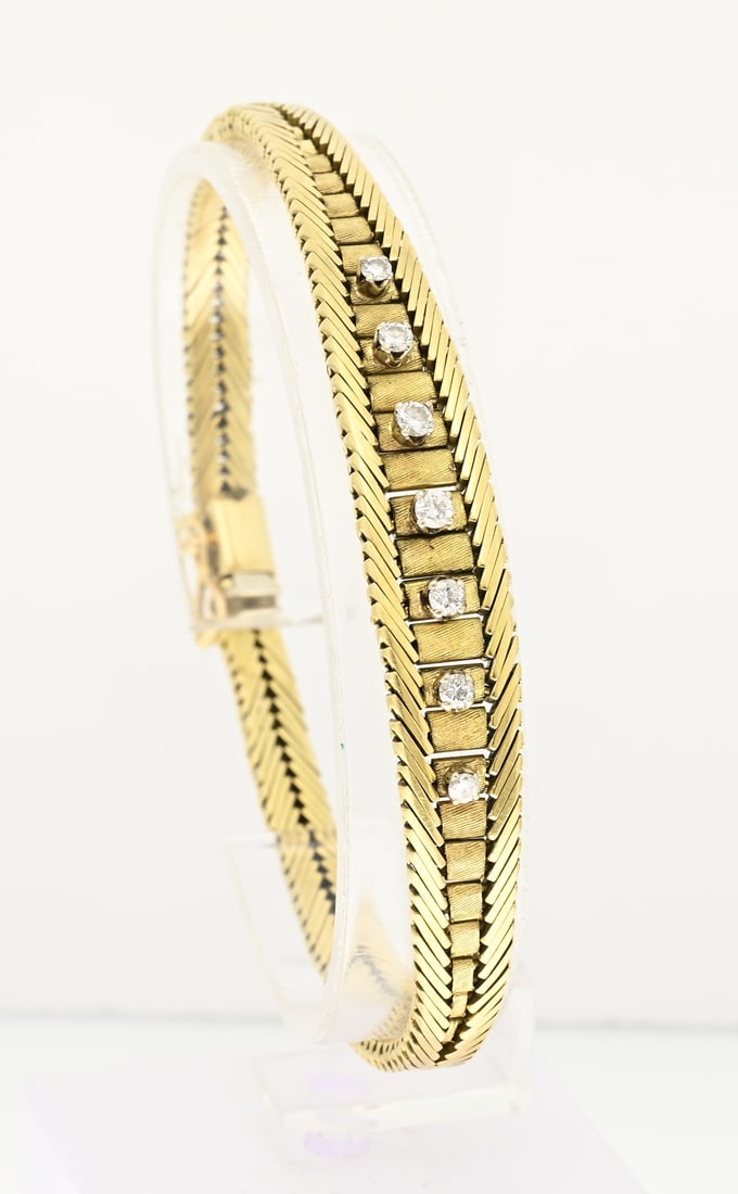 Gold bracelet with diamond: Yellow gold bracelet, 750/000, braided design with a widening center, set with 7 brilliant-cut diamonds, total approx. 0.37 ct. With box clasp and safety catch. 5-10 mm. Length 19.5 cm. Approx. 28.7 g
