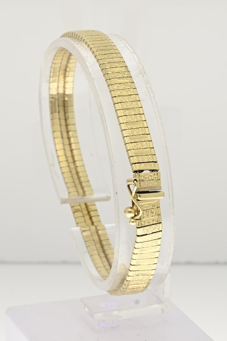 Gold bracelet: Yellow gold bracelet, 585/000, strung with gold plates on an underchain. Decorated with intricate ornamentation. Fitted with a box clasp and safety catch. Length 18.5 cm. Width 6 mm. Slightly worn at 