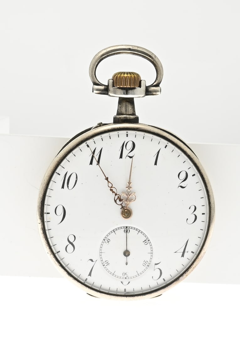 Silver pocket watch: Silver pocket watch, 935/000, decorated with a ribbed rim. With white enamel dial and a decentralized seconds hand. Switzerland 1882-1934. Case diameter 48 mm. Working, in good condition.