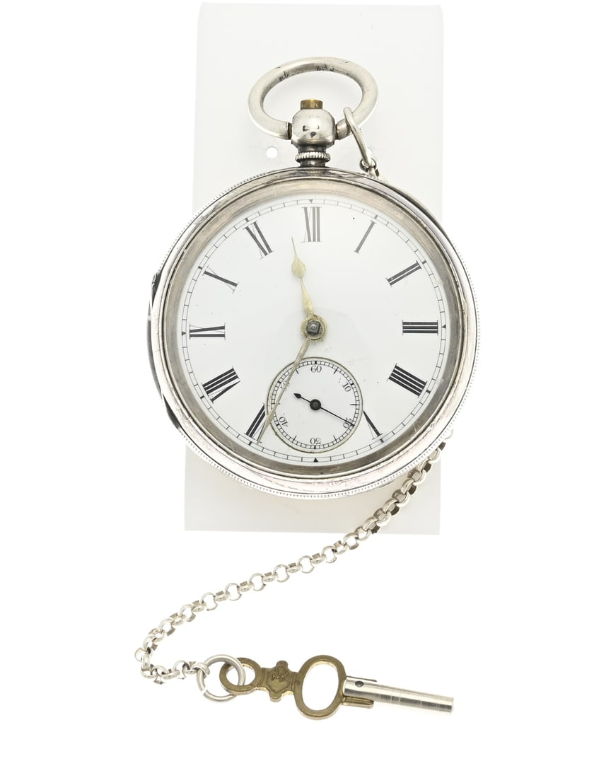 Silver pocket watch: English silver pocket watch, 925/000, key-wound. Fitted with a white enamel dial and a decentralized seconds hand. Case ø 50 mm. With key. In good condition.