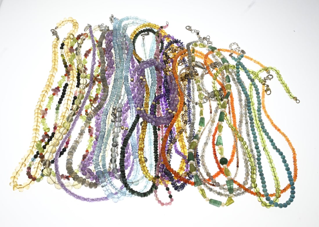 Lot of gemstone necklaces, assorted: Lot of necklaces with various gemstones, including citrine, labradorite, amethyst, pearls, peridot, and agate. With silver and double clasps. Approx. 443 grams. In good condition.