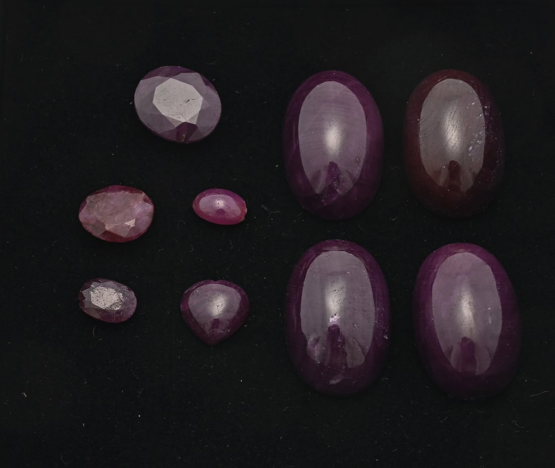 Lot of ruby stones: Lot with various ruby stones, 22x14 mm. 6x7.5 mm., chipped. a heart shape and 3 faceted models. approx. 30.9 grams.