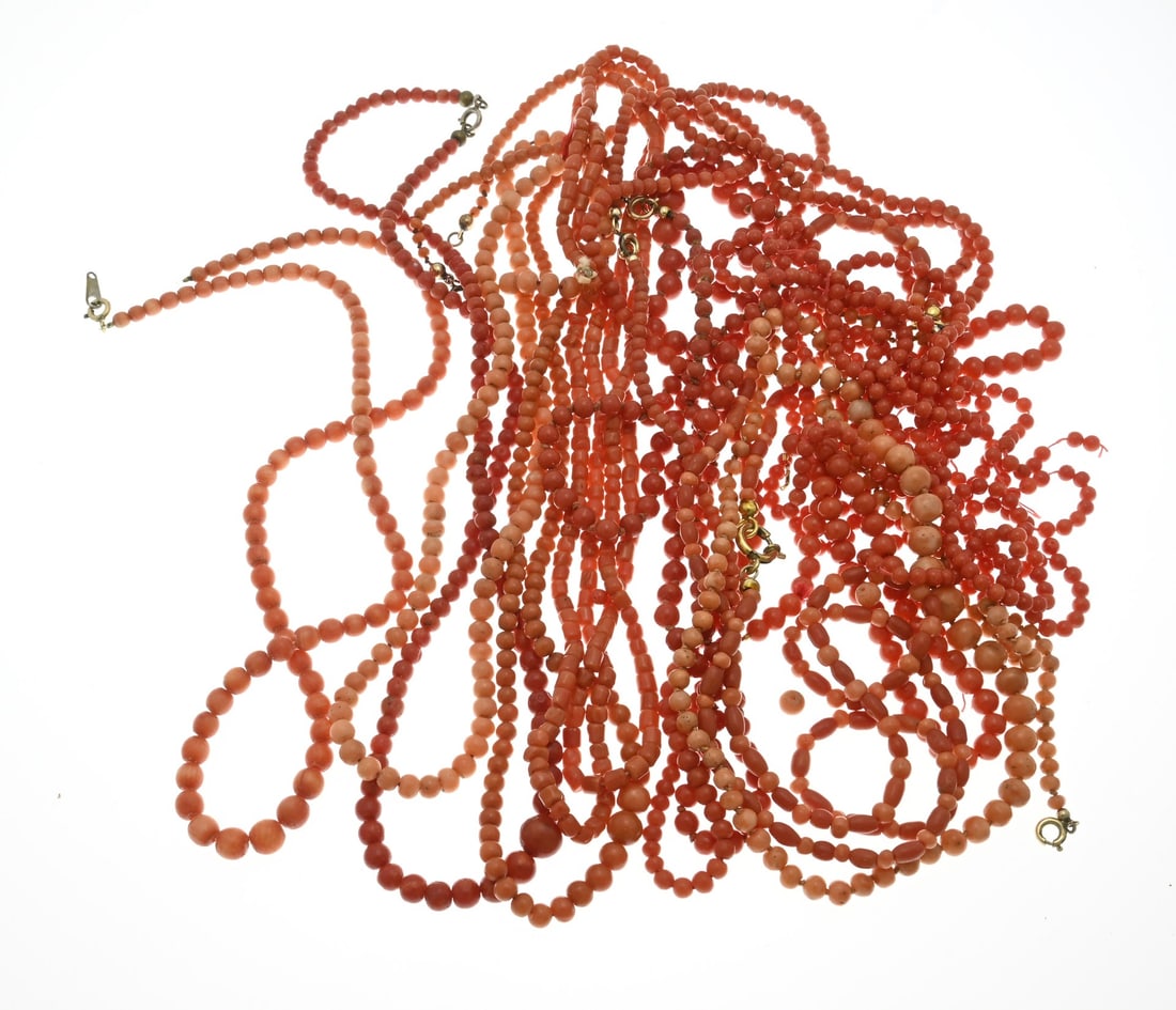 Lot of blood coral: Lot of red coral with various strands and loose beads. ø3-8mm. Approx. 162 grams. In good condition.