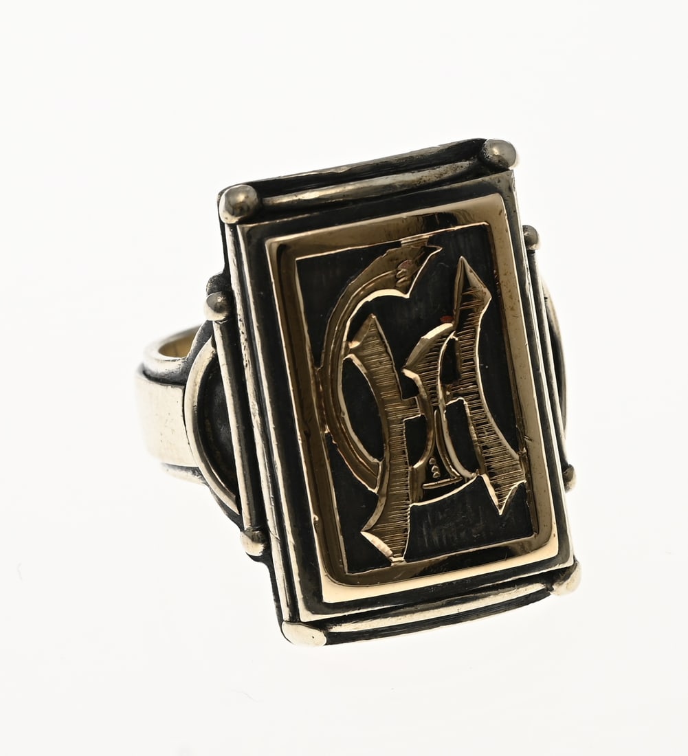 Silver men's ring with gold: Silver men's ring, 900/000, with a rectangular head featuring a gold overlay with monogram, GH. Head width 23.5 mm. Approx. 13.6 grams. ø 57. In good condition.