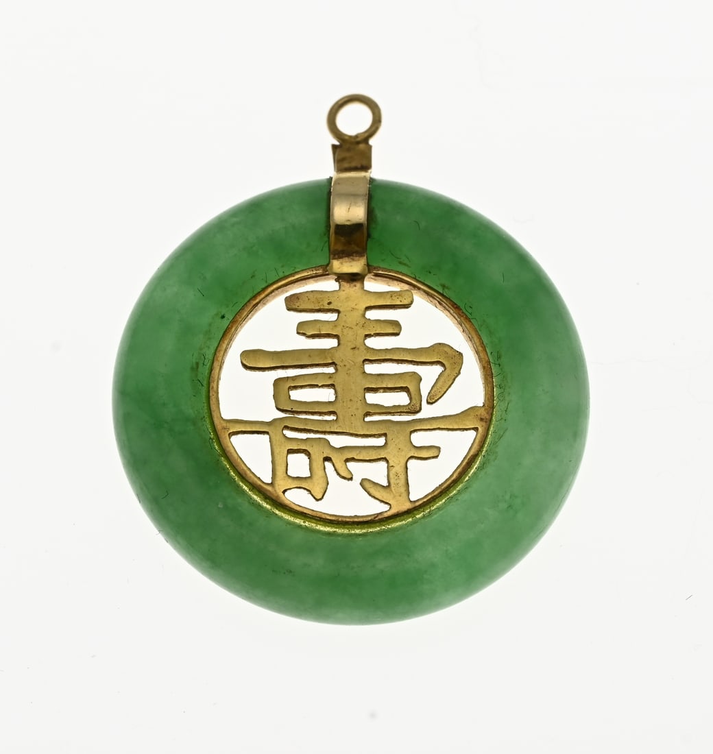 Jade pendant with gold: Pendant with yellow gold Chinese character, >750/000, surrounded by a jade rim. ø 23 mm. approx. 3.6 grams. In good condition.
