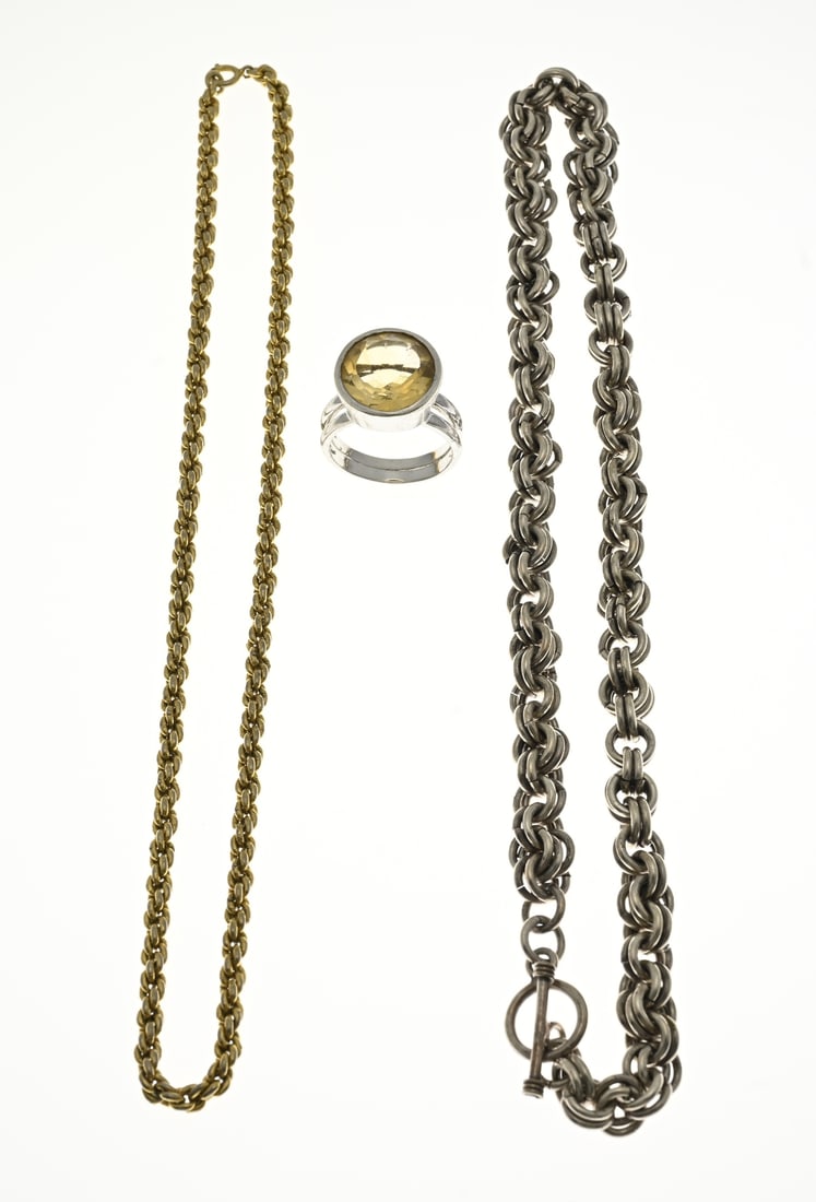 Lot with 3 miscellaneous pieces of jewelry: Lot of 3 pieces of jewelry with a large silver ring with a yellow faceted stone, a silver chain with a double link and a toggle bar, length 38 cm. 925/000, Total weight 76.3 grams. And a double cord