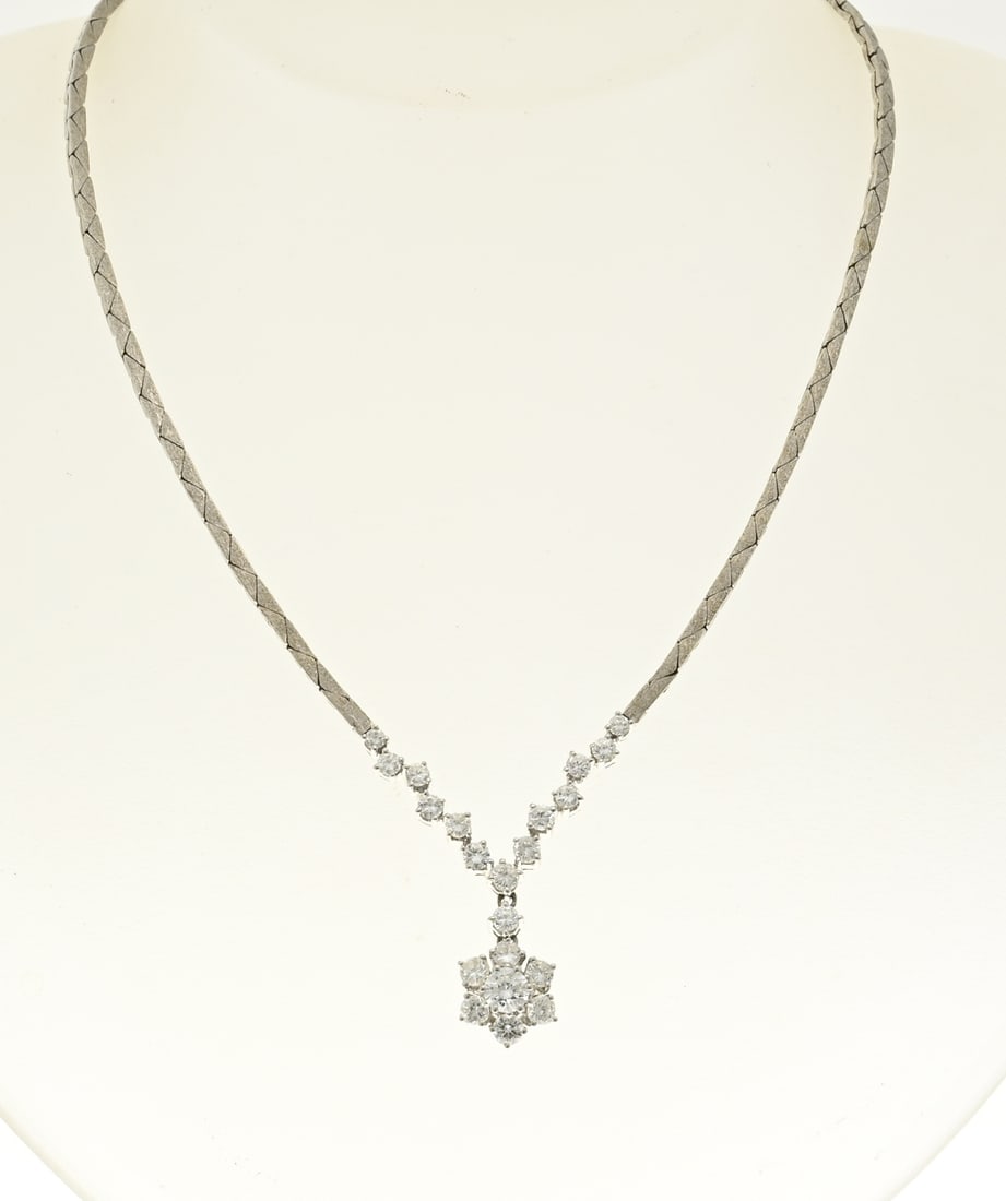 White gold choker with diamonds: Substantial white gold choker, 585/000, with diamonds. Choker with a matte necklace with luna links and a box clasp with safety catch. In the center of the choker sits a V-shaped element with 14