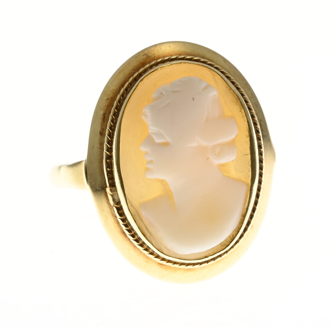 Gold ring with cameo: Yellow gold ring, 585/000, with shell cameo. Ring with an oval head decorated with a twisted rim and set with a large shell cameo featuring a female portrait. Head width 23 mm. ø 60. Approx. 4.5