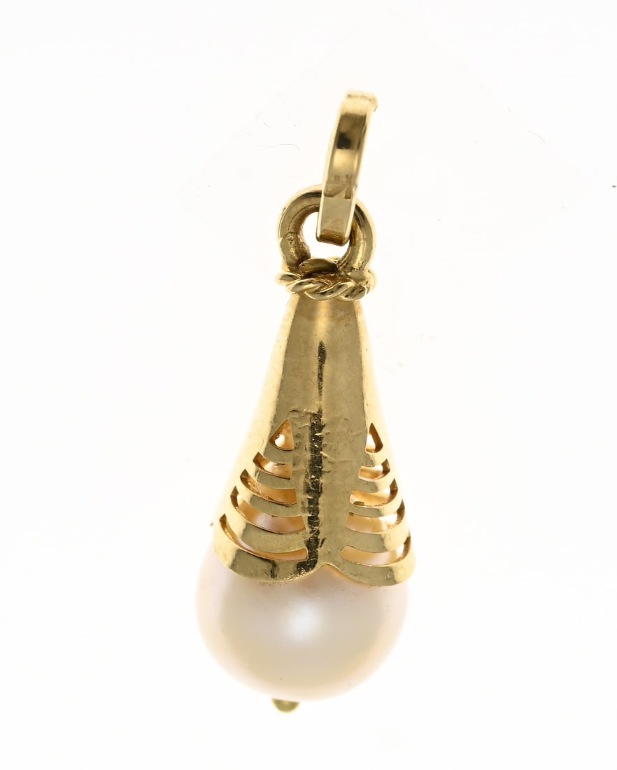 Gold pendant with pearl: Pendant with a yellow gold conical casing, 750/000, decorated with a cultured pearl, ø 8.5 mm. Length 26 mm. Approx. 2.2 grams. In good condition.