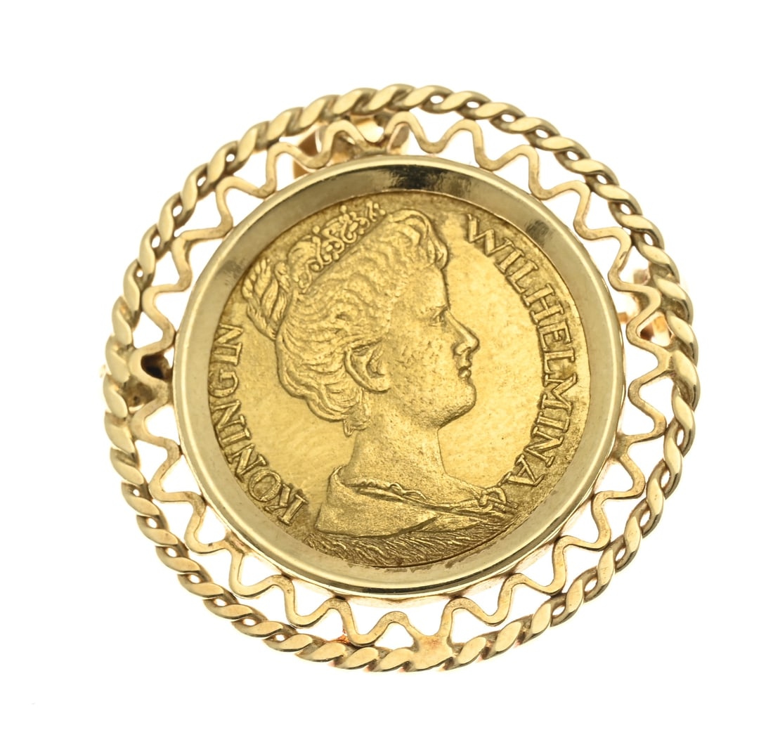 Gold brooch with fl5.-: Yellow gold pendant/brooch with a gold five-guilder replica, 585/000. The coin is set in an openwork bezel with zigzag detailing. ø 25 mm. Total 5.5 grams. In good condition.