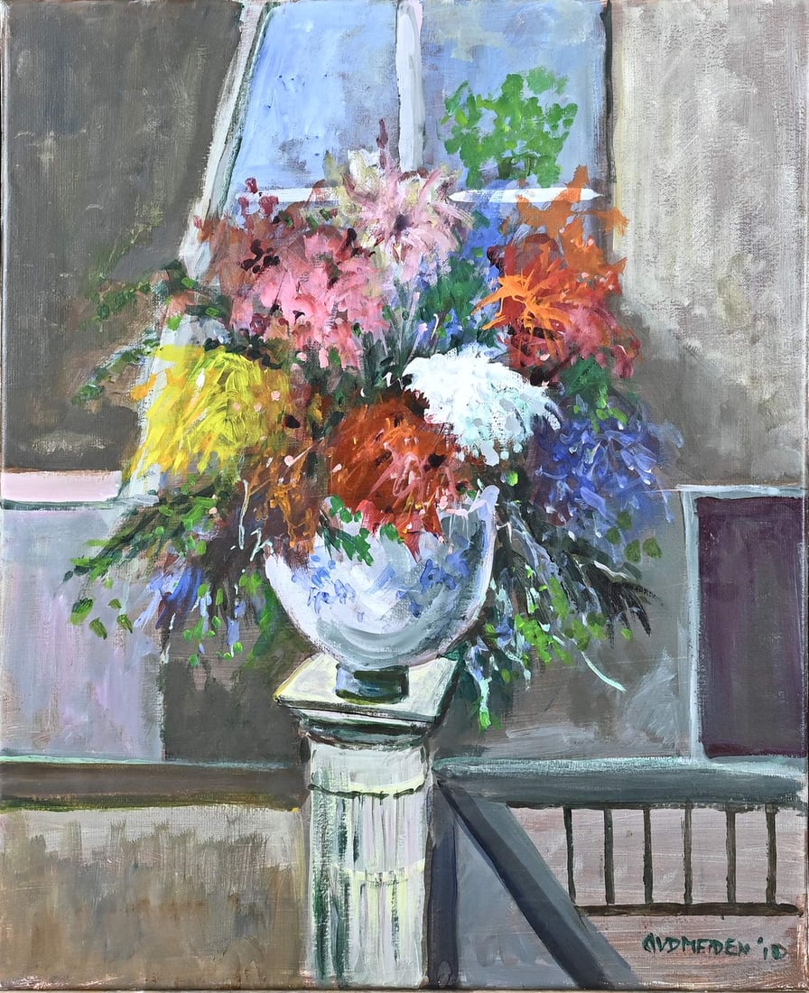 Anne v/d Meiden, Still Life: Anne van der Meiden. 1929 - 2021 Nijverdal. Vase with flowers on a pedestal. Oil on linen. Dimensions: H 60 x W 50 cm. In good condition.