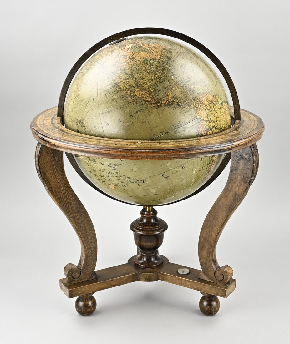Globus, 57 x 45 cm.: Antique globe, by Dr. Neuse. Dutch adaptation by R.E. Kaltofen. Published by the Bijleveld heirs, Utrecht. Dimensions: 57 x 45 cm. In fair/good condition.