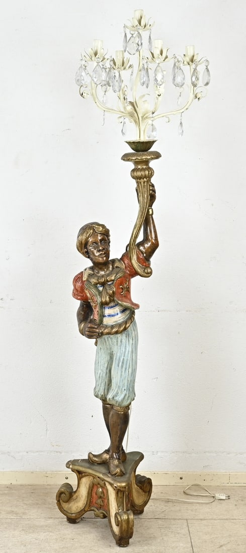 Floor lamp Venetian, H 185 cm.: Large Italian, Venetian, wooden lamp with polychromy and servant figure. Second half of the 20th century. Dimensions: H 185 cm. In good condition.