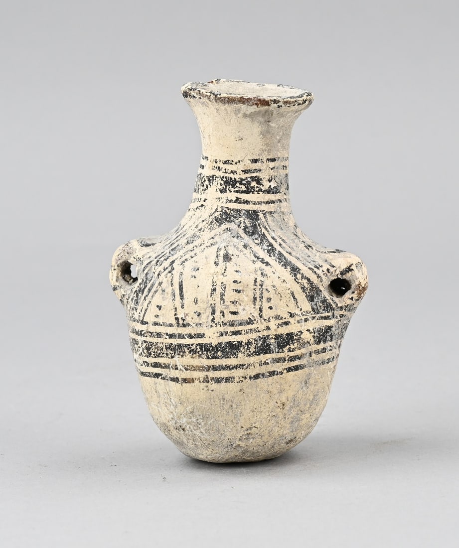 Antique vase (Pre Columbian?) H, 10.8 cm.: Small, antique terracotta vase with handles and original polychromy. Pre-Columbian? Exact age? Dimensions: H 10.8 cm. In good condition.